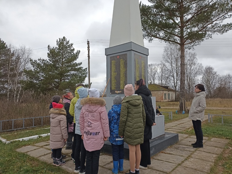 Экскурсия к обелиску погибшим односельчанам.